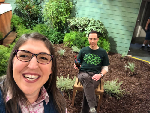Jim Parson and Mayim Bialik are hanging out in the Wolowitzes' backyard